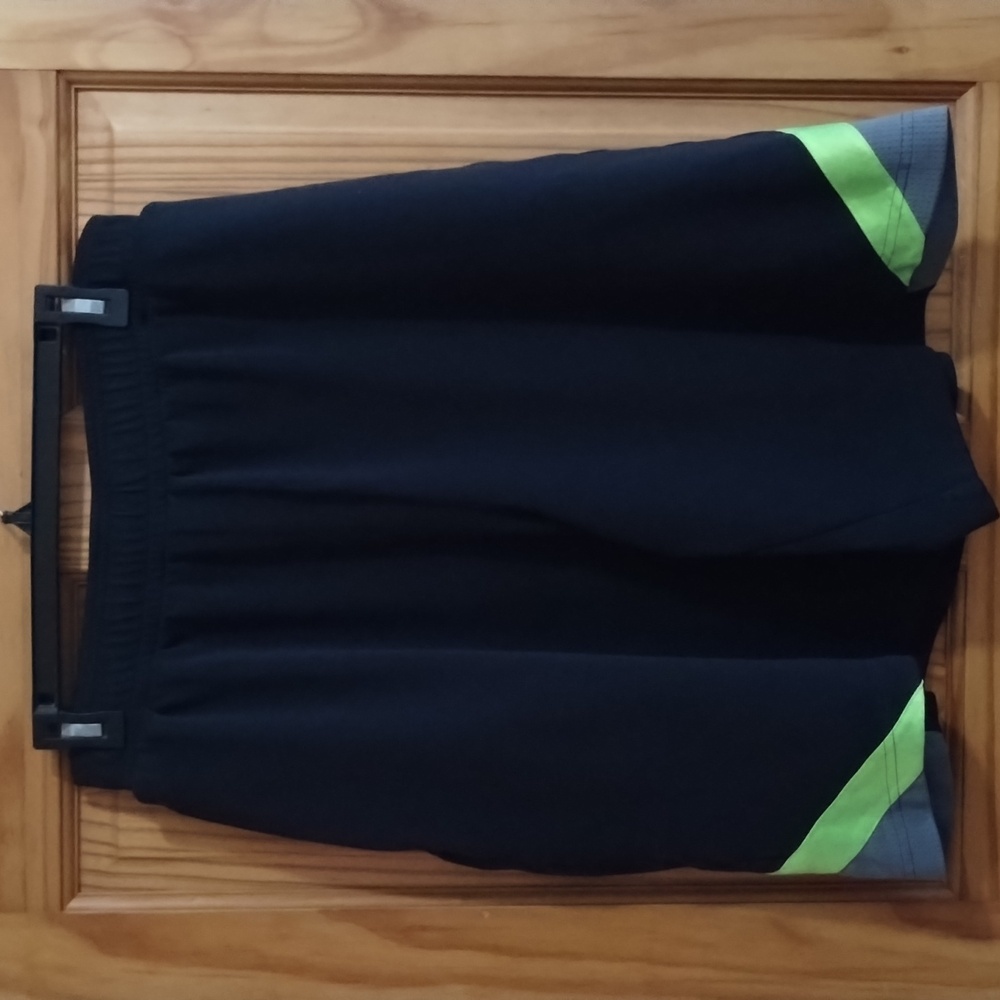 Under Armour Black Shorts      Large